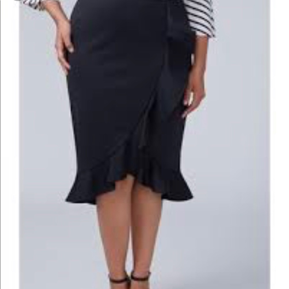 NWT   Black ruffled skirt